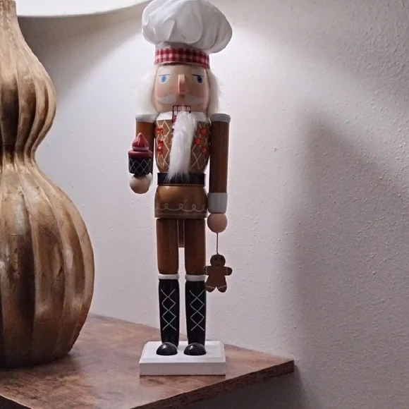 Wooden Nutcracker Chef with Cupcake Christmas Nutcracker Vintage - Picture 3 of 10